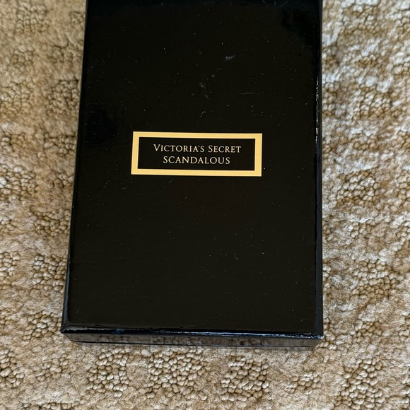 VS “Scandalous “ Lock and Key Chain Necklace, MINT Condition! - Picture 2 of 6